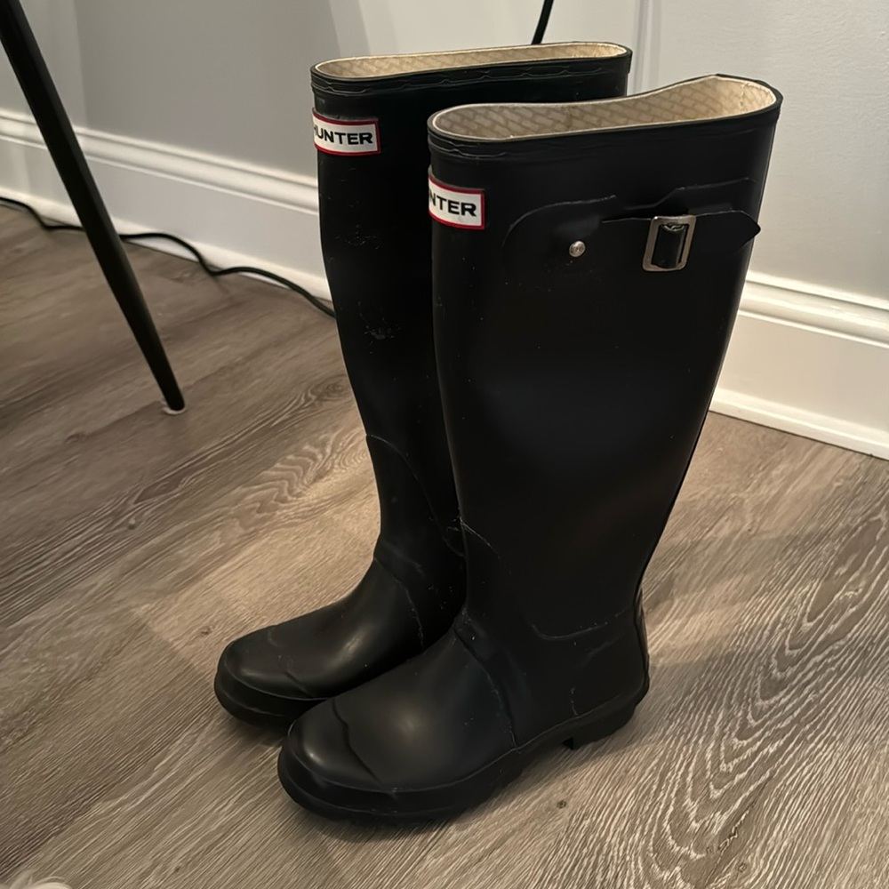 Barely worn Hunter tall rain boots in matte black